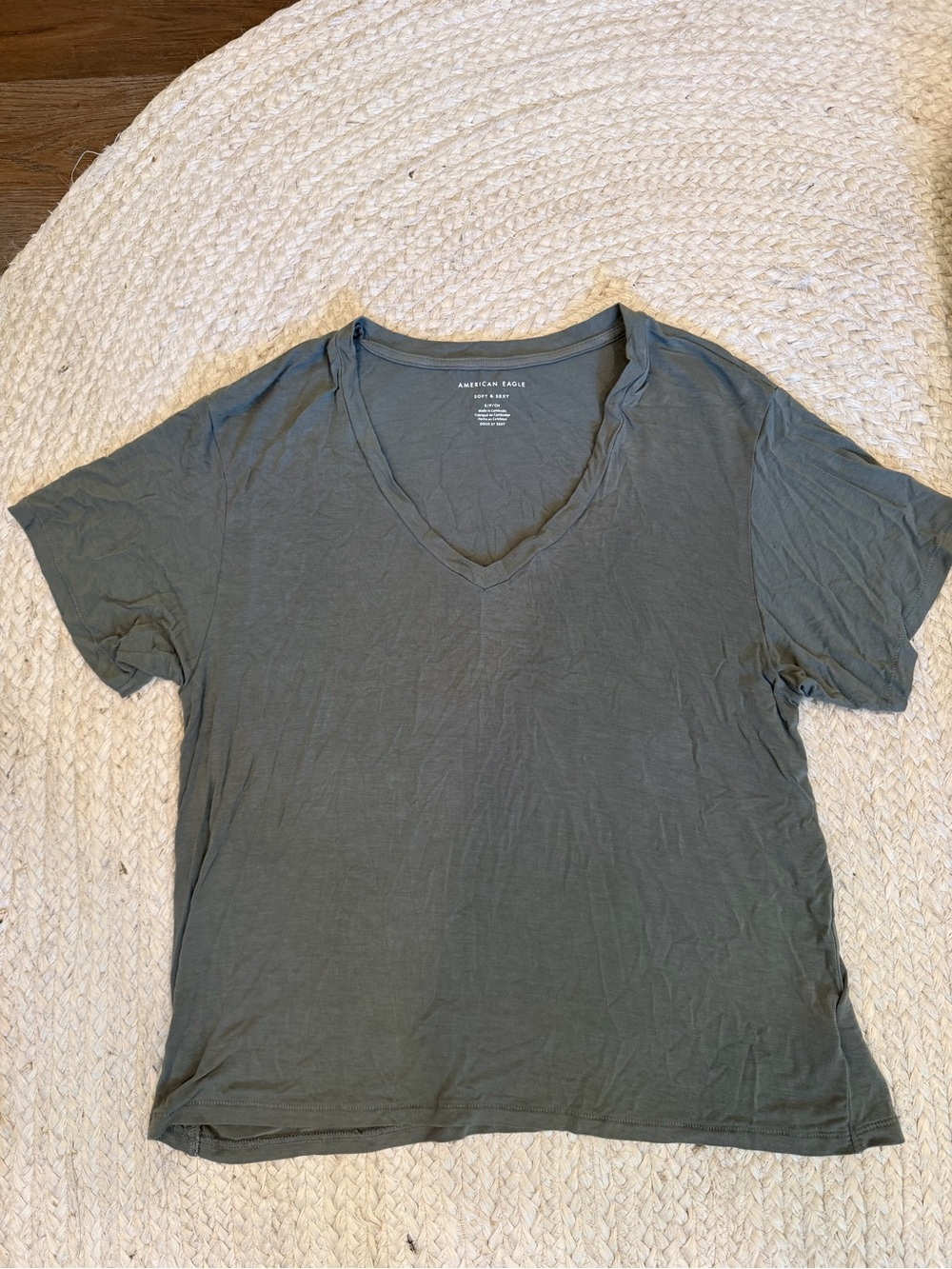 American Eagle Outfitters Women's Short Sleeve V-Neck Tee in Olive Green